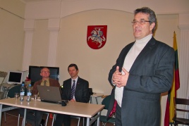 Nuotraukoje: prof. Gintautas Želvys pradeda renginį Lietuvių kultūros, švietimo ir informacijos centre Nuotraukoje: prof. Gintautas Želvys pradeda renginį Lietuvių kultūros, švietimo ir informacijos centre
